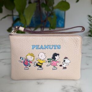 Coach X Peanuts Corner Zip Wristlet With Snoopy And Friends Motif CF213 Ivory